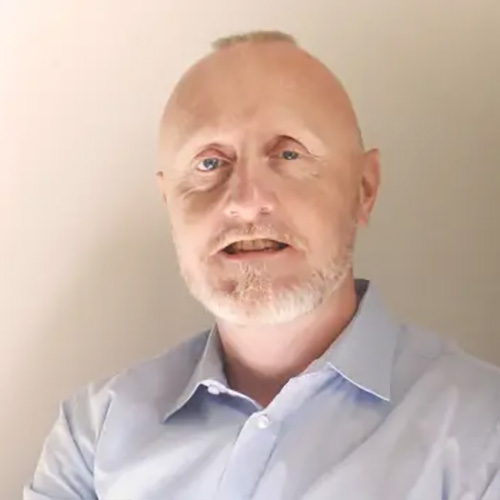 Porträt von Christian Niederreiter, Heilpraktiker für Psychotherapie in München, vor hellem Hintergrund