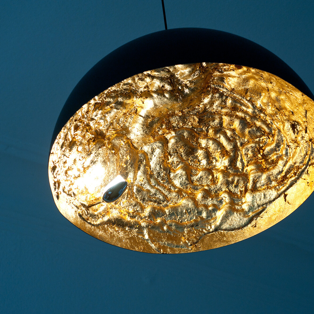 Goldfarbene Deckenleuchte mit strukturierter Oberfläche – warme Lichtquelle für eine ruhige, atmosphärische Umgebung im Therapieraum