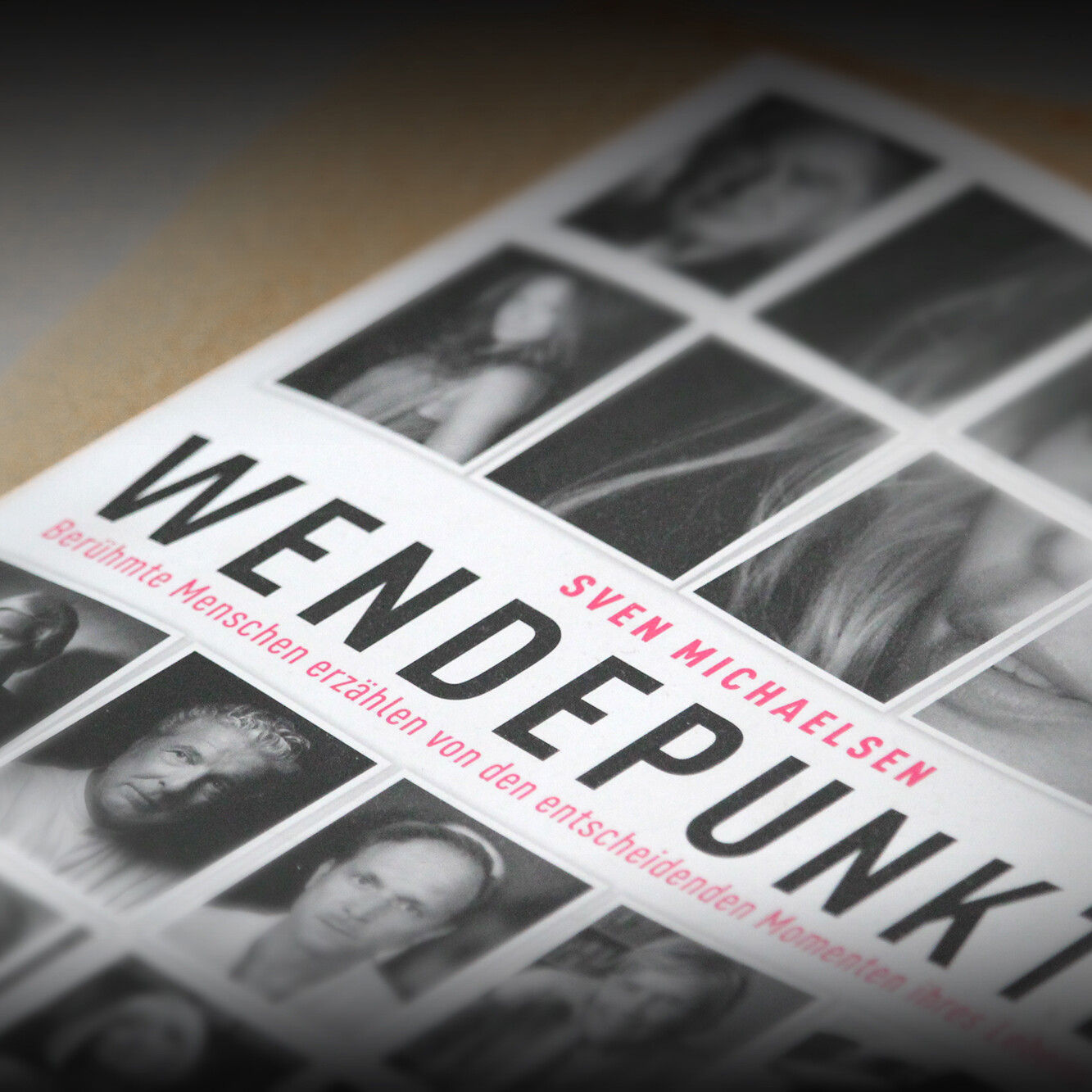 Nahaufnahme des Buches „Wendepunkte“ mit Schwarz-Weiß-Porträts – Symbol für Lebensveränderung, Reflexion und biografische Prozesse