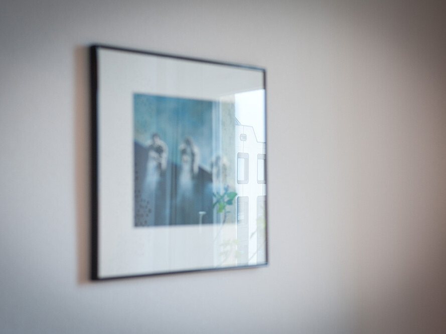 Kunstbild im Praxisraum mit Spiegelung der Umgebung – Symbol für Coaching, Reflexion und individuelle Entwicklung