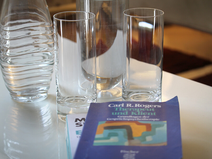 Carl Rogers im Therapieraum – Glas Wasser und Grundlagenwerk