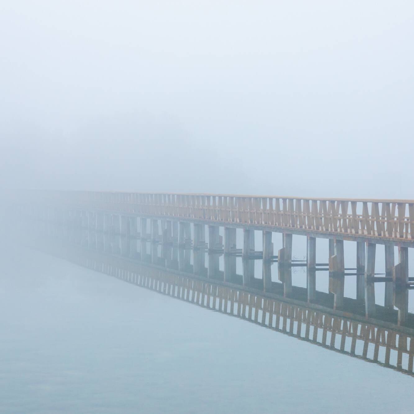 Holzsteg im Nebel – Symbol für Erschöpfung, Ziellosigkeit und mentale Überlastung