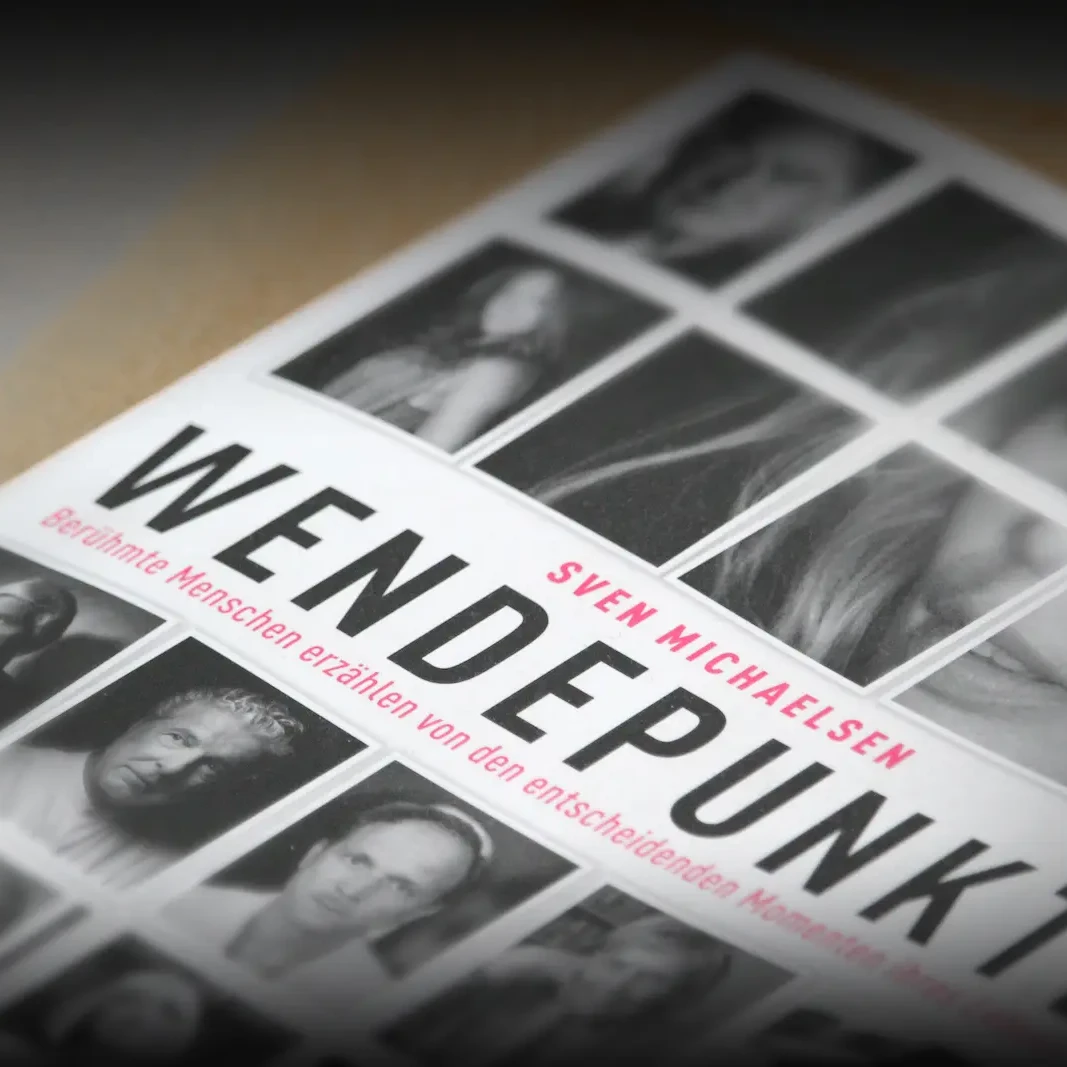 Buch „Wendepunkte“ mit Porträts bekannter Menschen in Nahaufnahme